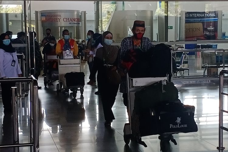 An illustration of Indonesian migrant workers arriving at the Juanda International Airport in East Java. 