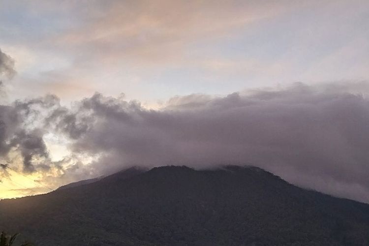 Visual gunung Lewotobi Laki-laki di Kabupaten Flores Timur pada Selasa (30/1/2024) 