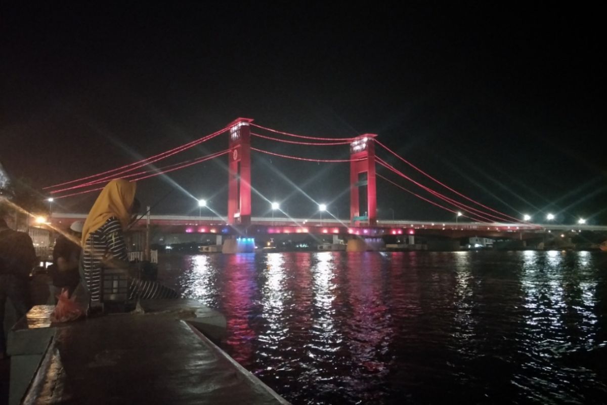 Menikmati keindahan Jembatan Ampera di pelataran Benteng Kuto Besak (BKB), Palembang, Sumatera Selatan, Jumat (25/1/2019).