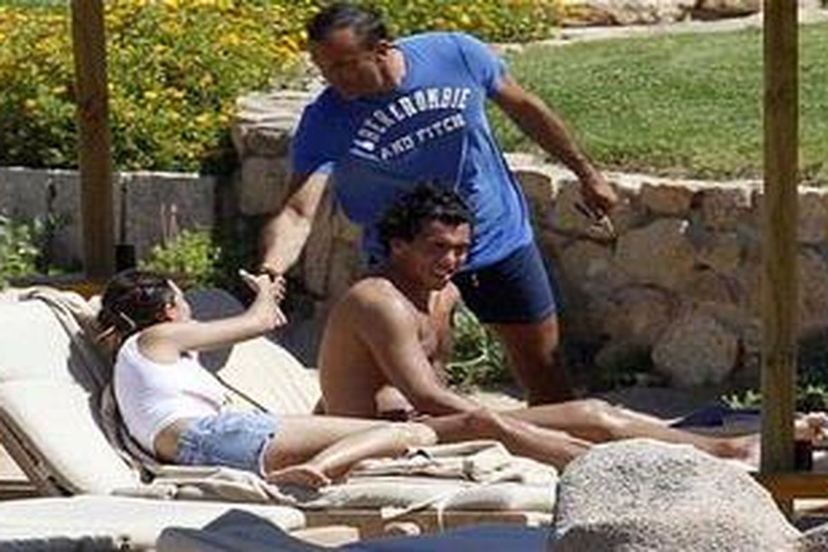 Peneyerang Manchester City Carlos Tevez (tengah) dan Direktur Olahraga Inter Marco Branca (baju biru).