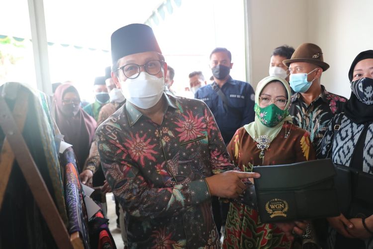 Menteri Desa, Pembangunan Daerah Tertinggal, dan Transmigrasi, Abdul Halim Iskandar didampingi Nyai Lilik Umi Nasriyah melakukan kunjungan kerja ke Desa Wedani, Kecamatan Cerme, Kabupaten Gresik, Jawa Timur pada Sabtu (26/06).

