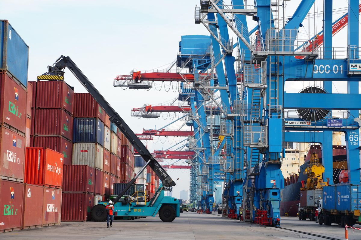 PT Pelabuhan Indonesia (Persero) atau Pelindo memberikan insentif berupa keringanan biaya, yaitu diskon hingga 50 persen atas tagihan jasa penumpukan barang dan peti kemas.