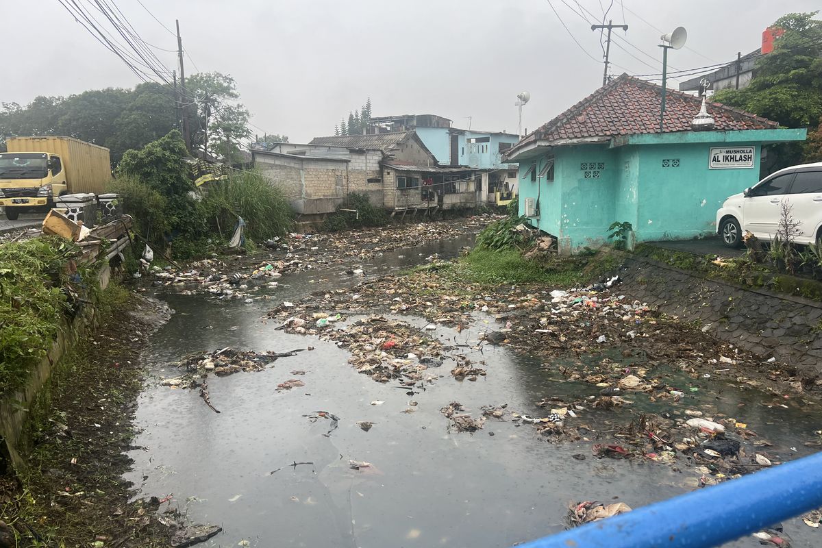 Aliran Sungai Cidepit, Semplak Barat, Kabupaten Bogor mengeluarkan aroma tak sedap imbas longsor yang terjadi di Gang Makam, Kamis (29/2/2024).