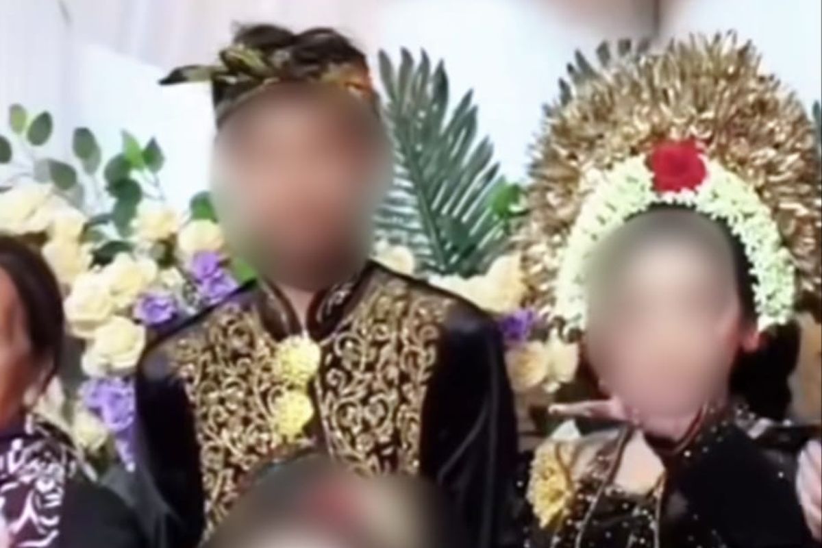 Mempelai pria dan wanita dalam pernikahan dini di Lombok Tengah, NTB