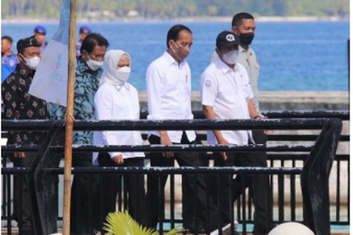Presiden Joko Widodo menyaksikan pemberian bantuan sarana perikanan tangkap