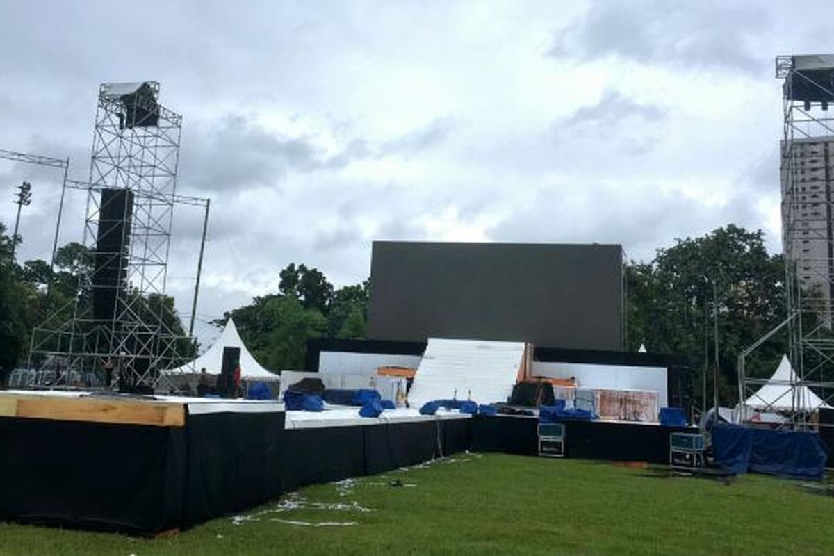 Persiapan panggung #KonserGue2 di Ex Driving Range, Komplek GBK, Senayan, Jakarta Pusat, Jumat (3/2/2017).