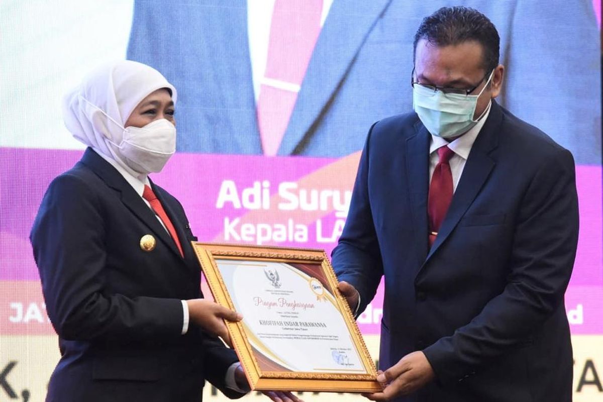 Kepala Lembaga Administrasi Negara (LAN) Adi Suryanto memberikan lencana kehormatan kepala daerah pemimpin perubahan dan juga piagam penghargaan kepada Gubernur Jatim Khofifah Indar Parawansa di Gedung Badan Pengembangan Sumber Daya Manusia (BPSDM) Jatim, Jalan Balongsari Tama Surabaya, Kamis (14/10/2021).
