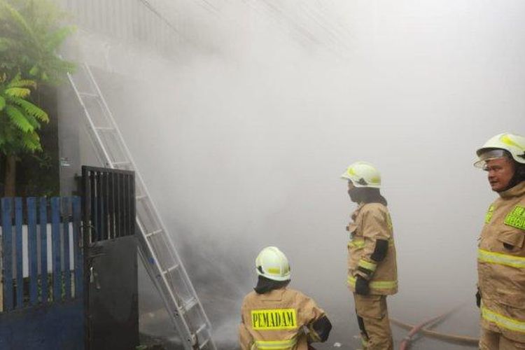 Kebakaran yang melanda sebuah gudang sepatu di kawasan Bintaro, Pesanggrahan, Jakarta Selatan pada Rabu (29/3/2023). 