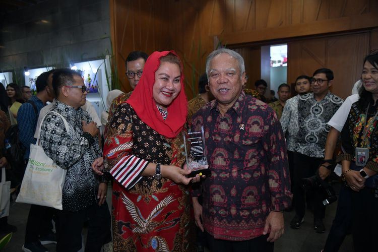Menteri PUPR Basuki serahkan penghargaan kota pelestari cagar budaya kepada Wali Kota Semarang Mba Ita.