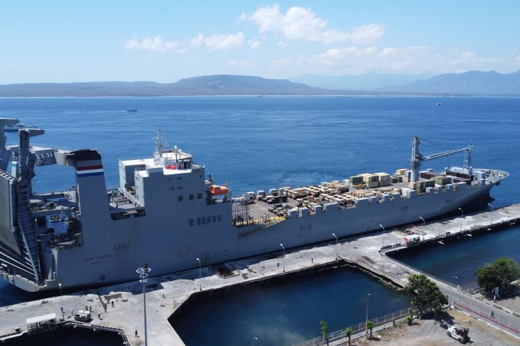 Danlanal Banyuwangi Letkol Laut (P) Hafidz salah satu alutista yang diturunkan adalah helikopter dan kendaraan militer lainnya