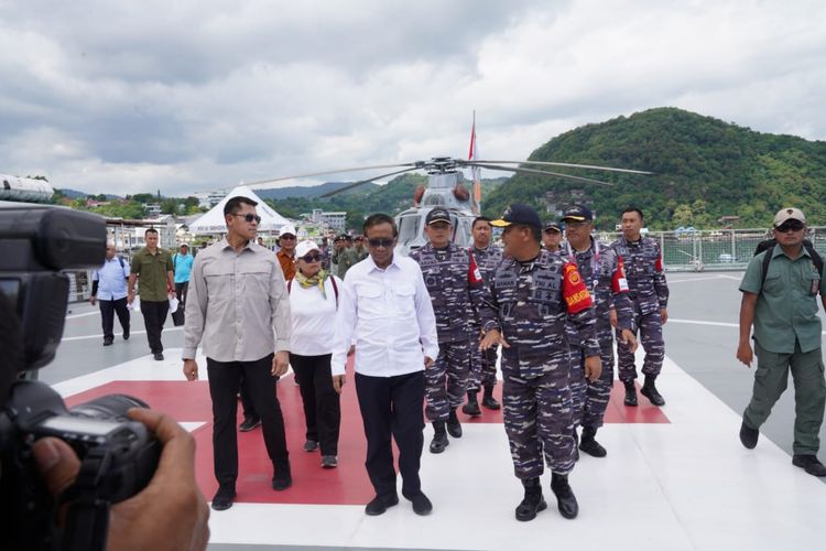 Menteri Koordinator Bidang Politik, Hukum, dan Keamanan (Menko Polhukam) Mahfud MD  meninjau Kapal Perang Republik Indonesia (KRI) dr. Wahidin Sudirohusodo-991 (WSH-991) di perairan Labuan Bajo, Manggarai Barat, Nusa Tenggara Timur (NTT), Senin (8/5/2023), sebelum gelaran KTT ke-42 ASEAN. Mahfud didampingi Pangkoarmada II Laksda Maman Firmansyah.