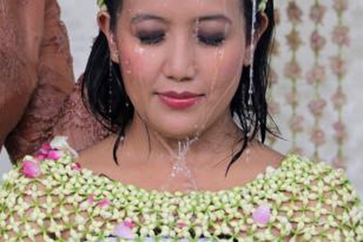 Putri keempat Sri Sultan Hamengkubuwono X, Gusti Kanjeng Ratu Hayu, menjalani upacara siraman, menjelang pernikahannya dengan Kanjeng Haryo Pangeran Notonegoro di Keraton Yogyakarta, Senin (21/10/2013)