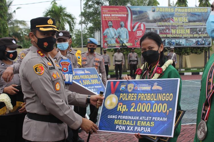 Arsya memberikan hadiah uang pembinaan kepada atlet peraih medali emas PON Papua.