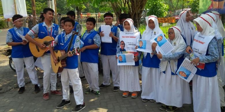 Siswa SMP menyayikan lagu Hymne Guru