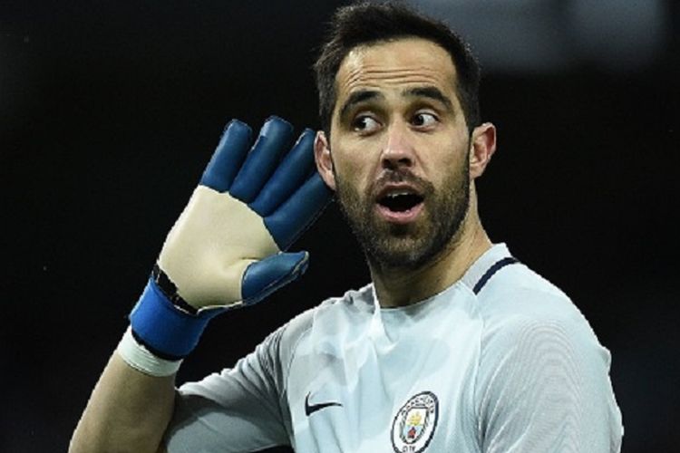 Aksi kocak kiper Manchester City, Claudio Bravo, saat mendengar suporter berteriak merayakan gol Kelechi Iheanacho ke gawang Huddersfield pada laga Piala FA di Stadion Etihad, Rabu (1/3/2017). 