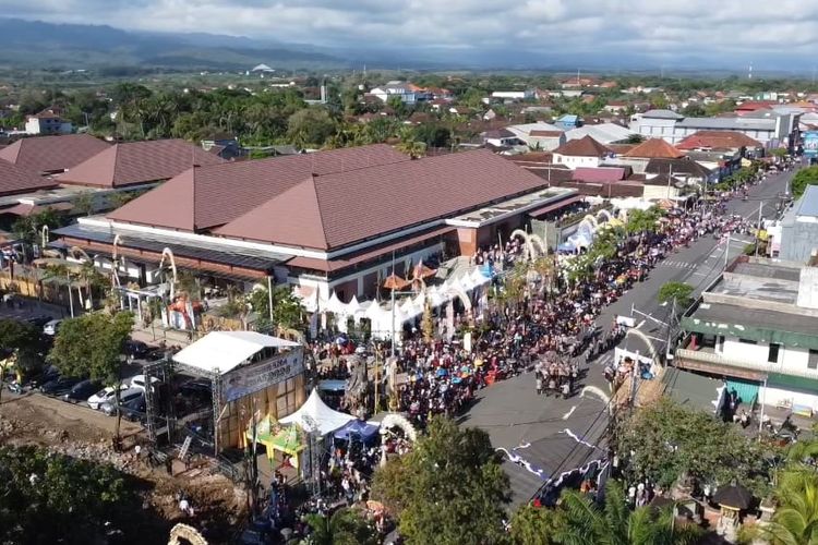 Ribuan seniman turut serta memeriahkan pawai yang banyak mengangkat kekayaan maupun tradisi Jembrana.