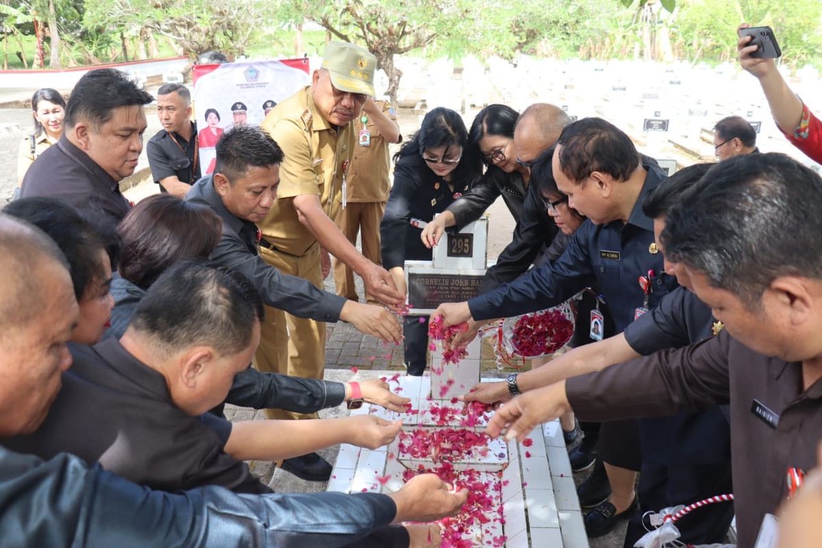 Gubernur Sulawesi Utara (Sulut) Olly Dondokambey dan Wakil Gubernur (Wagub) Sulut Steven O E Kandouw melakukan ziarah ke makam mantan gubernur dan wagub Sulut dalam rangka memperingati Hari Ulang Tahun (HUT) ke-59 Provinsi Sulut, Senin (18/9/2023).
