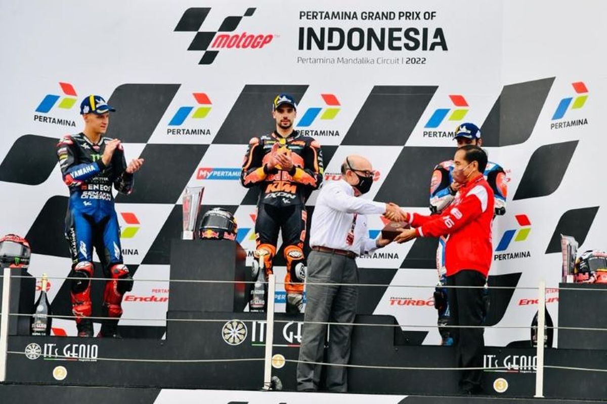 Penyerahan cenderamata pada ajang MotoGP 2022