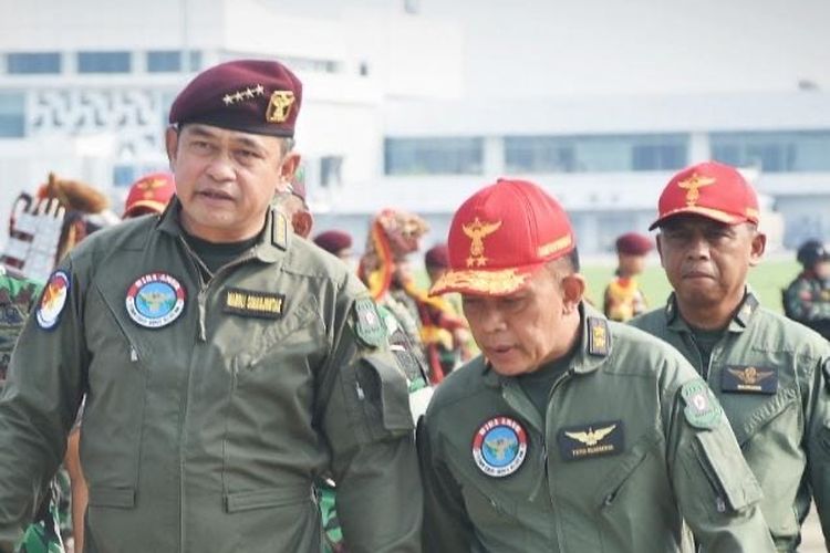 Kepala Staf TNI Angkatan Darat (KSAD) Jenderal Maruli Simanjuntak (kiri) dalam acara penyematan brevet Wing Kehormatan Penerbad di Pangkalan Utama TNI AD (Lanumad) Ahmad Yani, Semarang, Jawa Tengah, Rabu (6/12/2023).