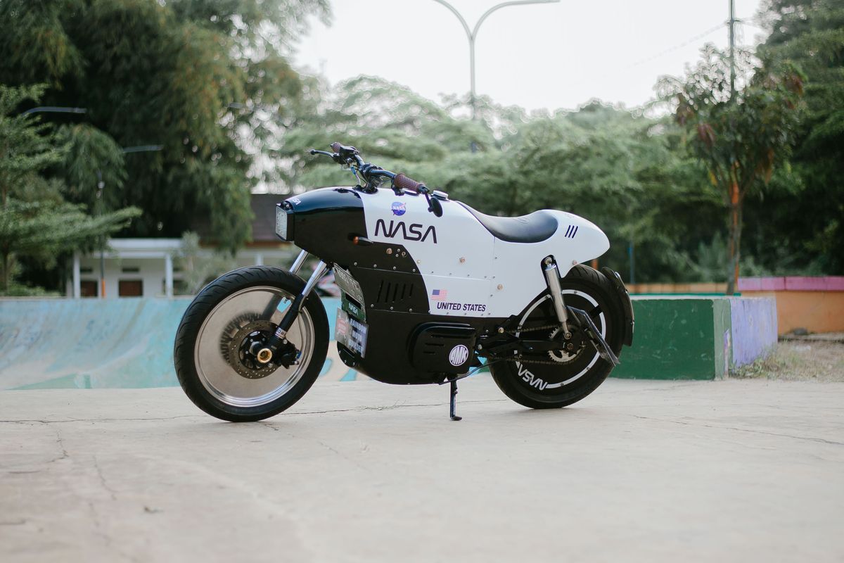 Motor custom Honda Supra X bergaya streetcub garapan Rainbow Moto Builder