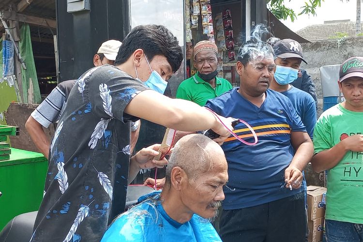 Salah Satu Peserta Cukur Rambut Massal di Bekasi Utara Sebagai Bentuk Dukungan Kepada KPK Atas Kasus Tertangkapnya Wali Kota Non Aktif Kota Bekasi Rahmat Effendi
