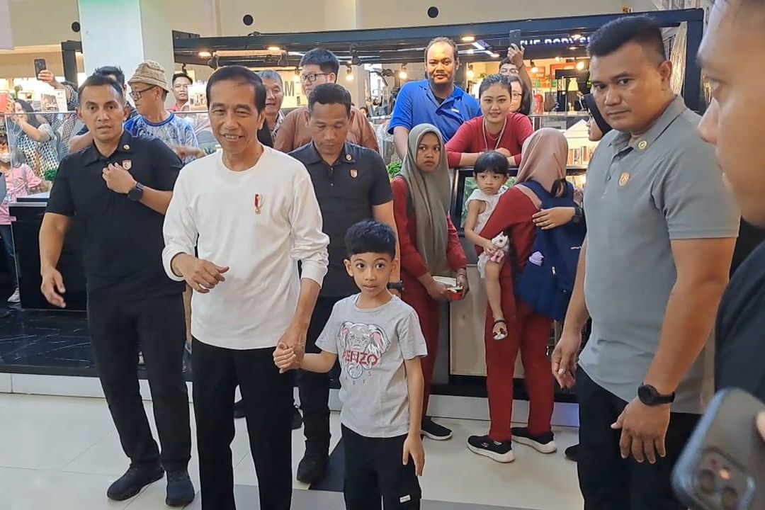Libur Akhir Tahun, Presiden Jokowi Belikan Mainan Jan Ethes dan La Lembah di Mal Solo Paragon