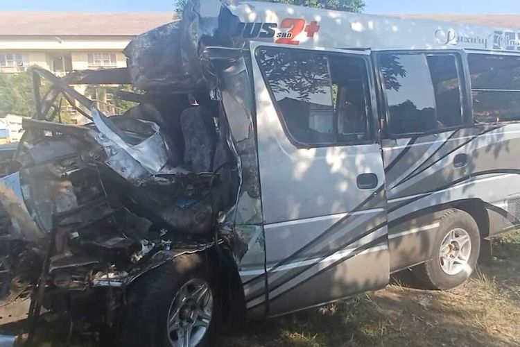 Kondisi kendaraan Isuzu Elf bernomor polisi M 7379 V setelah mengalami kecelakaan di Jalan Tol Ngawi-Solo Kilometer 518 B di Desa Karangmalang, Kecamatan Masaran, Kabupaten Sragen, Jawa Tengah (Jateng).