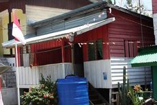 Rumah Warga di Perbatasan, Teras di Wilayah Indonesia, Dapur di Malaysia