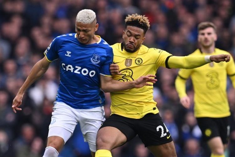 Richarlison (kiri) berebut bola dengan Reece James dalam laga Everton vs Chelsea pada pekan ke-35 Liga Inggris yang digelar di Stadion Goodison Park, Minggu (1/5/2022) malam WIB.