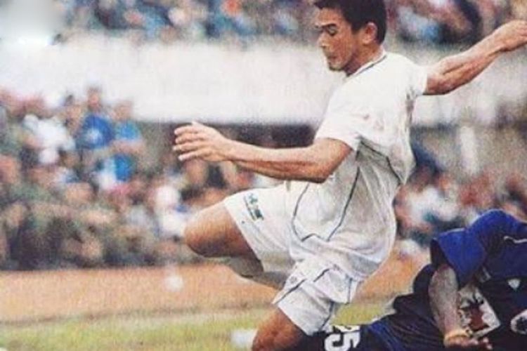 Mantan penyerang Persib Bandung era 2000-an saat tampil bersama Persib dalam laga lanjutan Liga Indonesia 2005 melawan PSIS Semarang, di Stadion Jatidiri. 