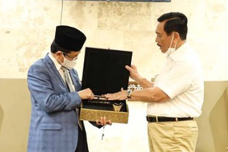 Menteri Koordinator Bidang Kemaritiman dan Investasi Luhut Binsar Pandjaitan bertemu dengan Imam Besar Masjid Istiqlal Nasarudin Umar menyerahkan kiswah pemberian dari Putra Mahkota Kerajaan Arab Saudi, di Jakarta, Selasa (5/4/2022).
