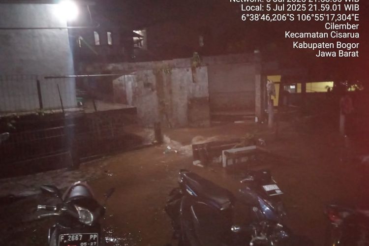 Banjir menerjang Kecamatan Cisarua, Kabupaten Bogor, Jawa Barat, Sabtu (5/7/2025)