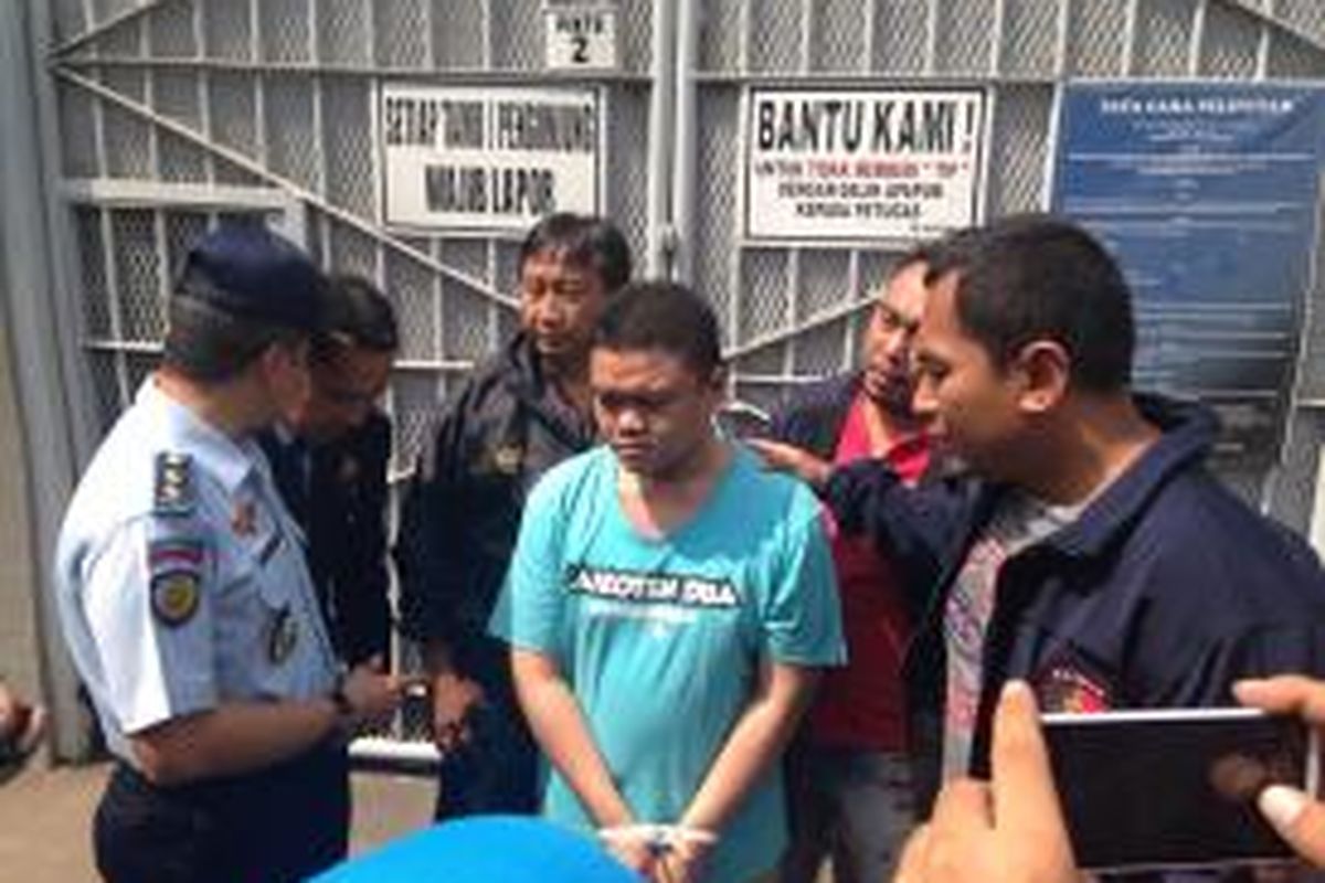 Ony Suryanto (32), tahanan Lapas Klas II Salemba, Jakarta Pusat, yang kembali ditangkap Subdit Resmob Direktorat Reserse Kriminal Umum Polda Metro Jaya karena menipu sejumlah pejabat Polri menggunakan handphone di dalam lapas. Ony ditangkap lagi pada Senin (17/8/2015) setelah mendapatkan remisi tiga bulan dan resmi keluar hari ini. 