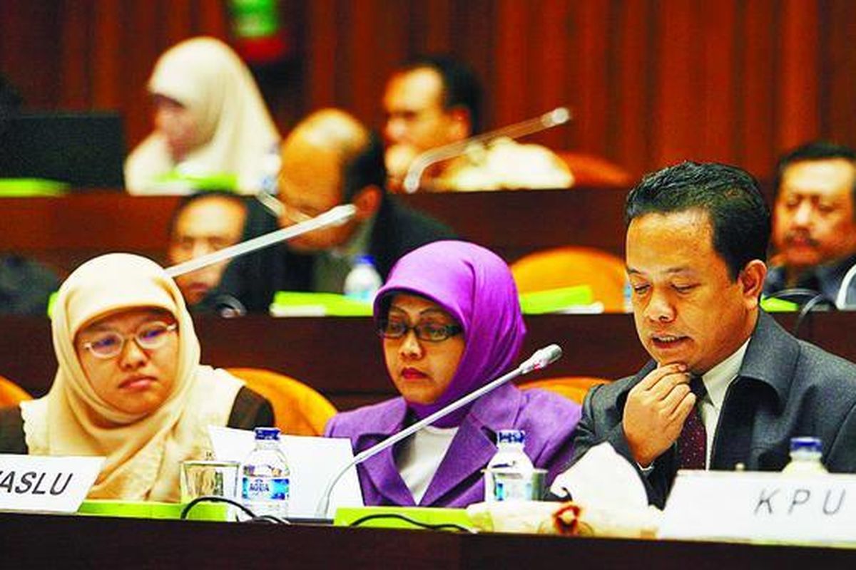 Ketua Badan Pengawas Pemilu (Bawaslu) Nur Hidayat Sardini (kanan) menyampaikan keluhannya mengenai minimnya fasilitas kerja Bawaslu dalam rapat dengar pendapat dengan Komisi II DPR di Gedung DPR, Jakarta, Senin (26/5). Bawaslu bertugas mengawasi pelaksanaan pemilu.  