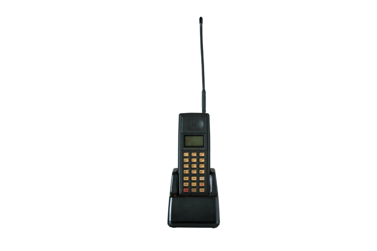 SH-100, ponsel genggam pertama yang diluncurkan Samsung di tahun 1988.