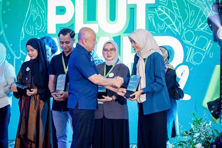 Menteri Koperasi dan Usaha Kecil Menengah, Teten Masduki memberikan ucapan selamat kepada para penerima penghargaan  PLUT Award 2024 yang bekerja sama dengan Indonesia Creative Cities Network (ICCN) di Jakarta, Rabu (9/10/2024).