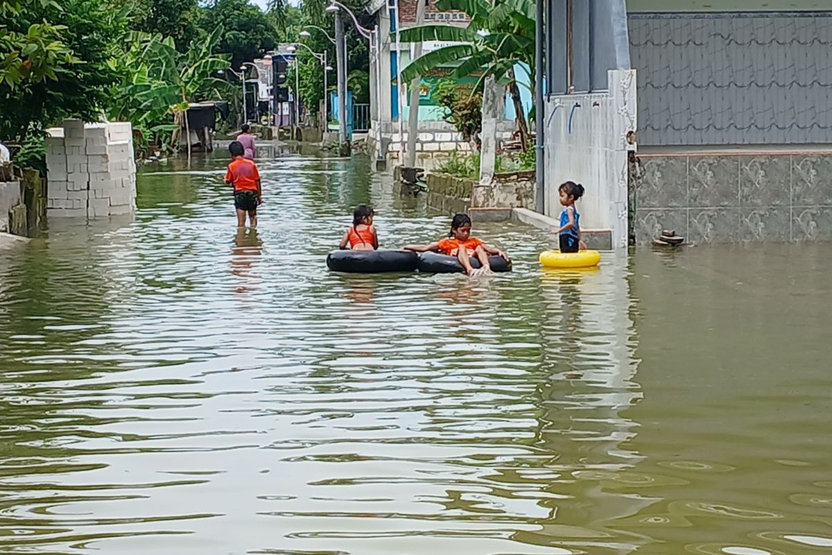 Kondisi jalan di perkampungan warga Dusun Mojopencol, Desa Kalisari, Kecamatan Baureno, Kabupaten Bojonegoro, yang terendam banjir luapan Sungai Bengawan Solo setinggi 30 hingga 80 centimeter, Jumat (24/1/2025).