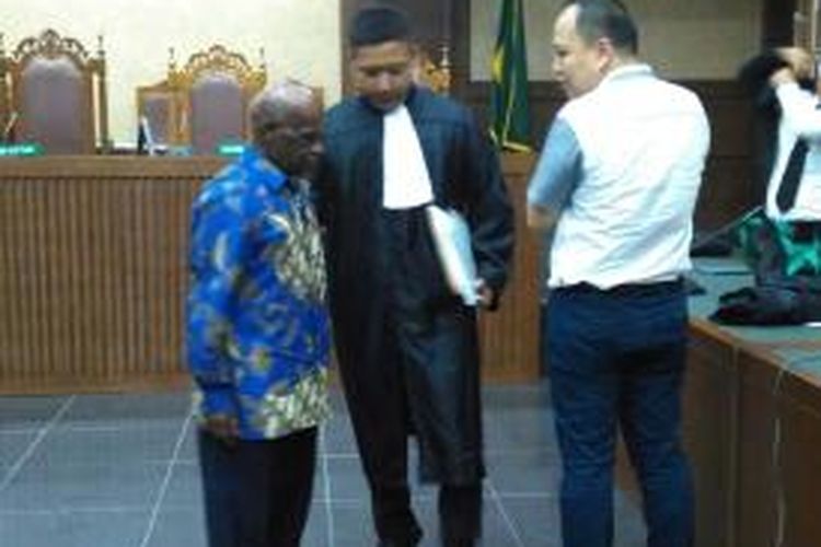 Kepala Dinas ESDM Kabupaten Deiyai Irenius Adii (kemeja biru) dan Direktur Utama PT Abdi Bumi Cendrawasih Setyadi Jusuf di Pengadilan Tipikor, Jakarta, Senin (11/1/2016).