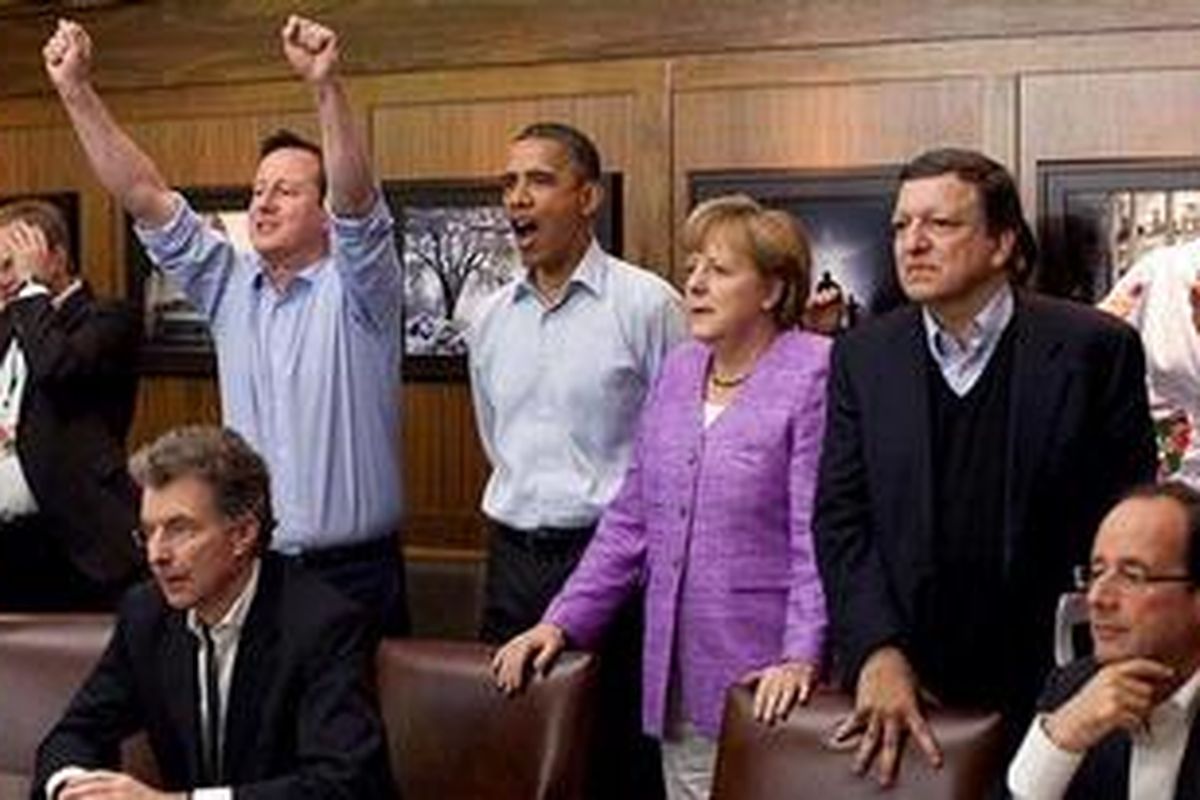 Perdana Menteri Inggris David Cameron, Presiden AS Barack Obama, Kanselir Jerman Angela Merkel serta Presiden Komisi Eropa, Jos Manuel Barroso, dan yang lainnya menyaksikan drama adu penalti anatara Chelsea dan Bayern Muenchen dalam laga final Liga Champions di ruang Laurel Cabin di sela KTT G8 di Camp David, Maryland, Sabtu (19/5/2012).