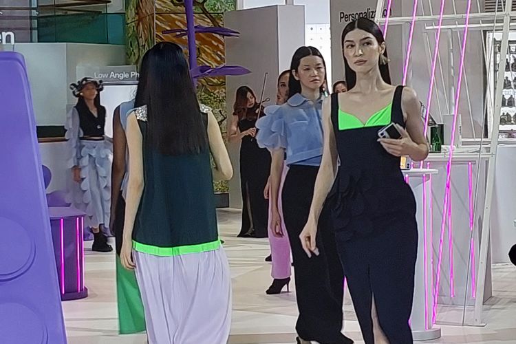 Suasana fashion show dalam acara peluncuran Oppo Find N2 Flip di La Moda, Plaza Indonesia, Jakarta