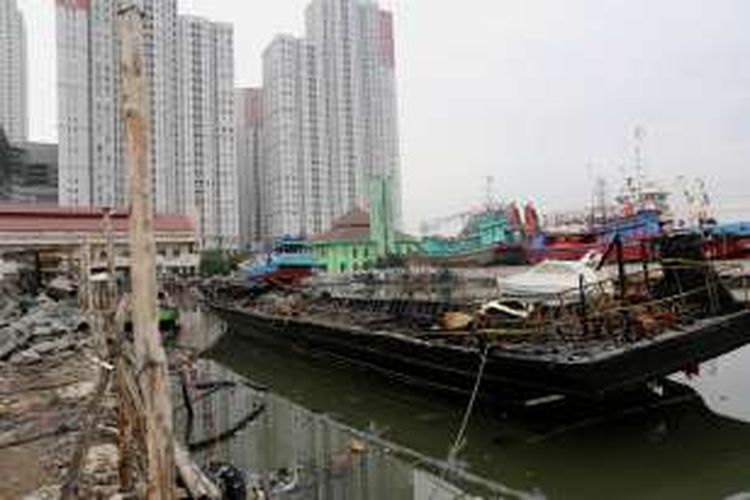 Bangkai kapal Zahro Express dipindahkan ke Docking Kapal Perikanan di Muara Angke, Jakarta Barat, Kamis (5/1/2017). Kapal Zahro Express yang sedang berlayar dari Pelabuhan Muara Angke menuju Pulau Tidung mengalami kebakaran pada Minggu (1/1/2017). Sedikitnya 23 penumpang tewas, beberapa luka-luka, dan sekitar 17 orang belum ditemukan.