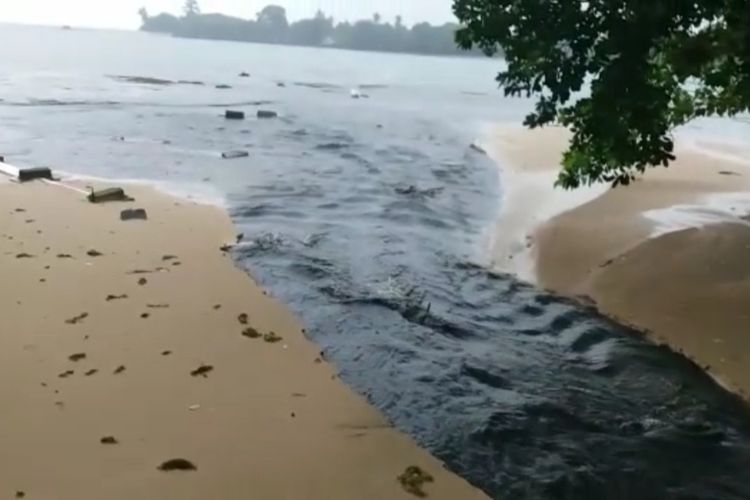 Sungai berwarna hitam pekat yang diduga limbah dari tambak udang mengalir ke Pantai Carita, Kabupaten Pandeglang.