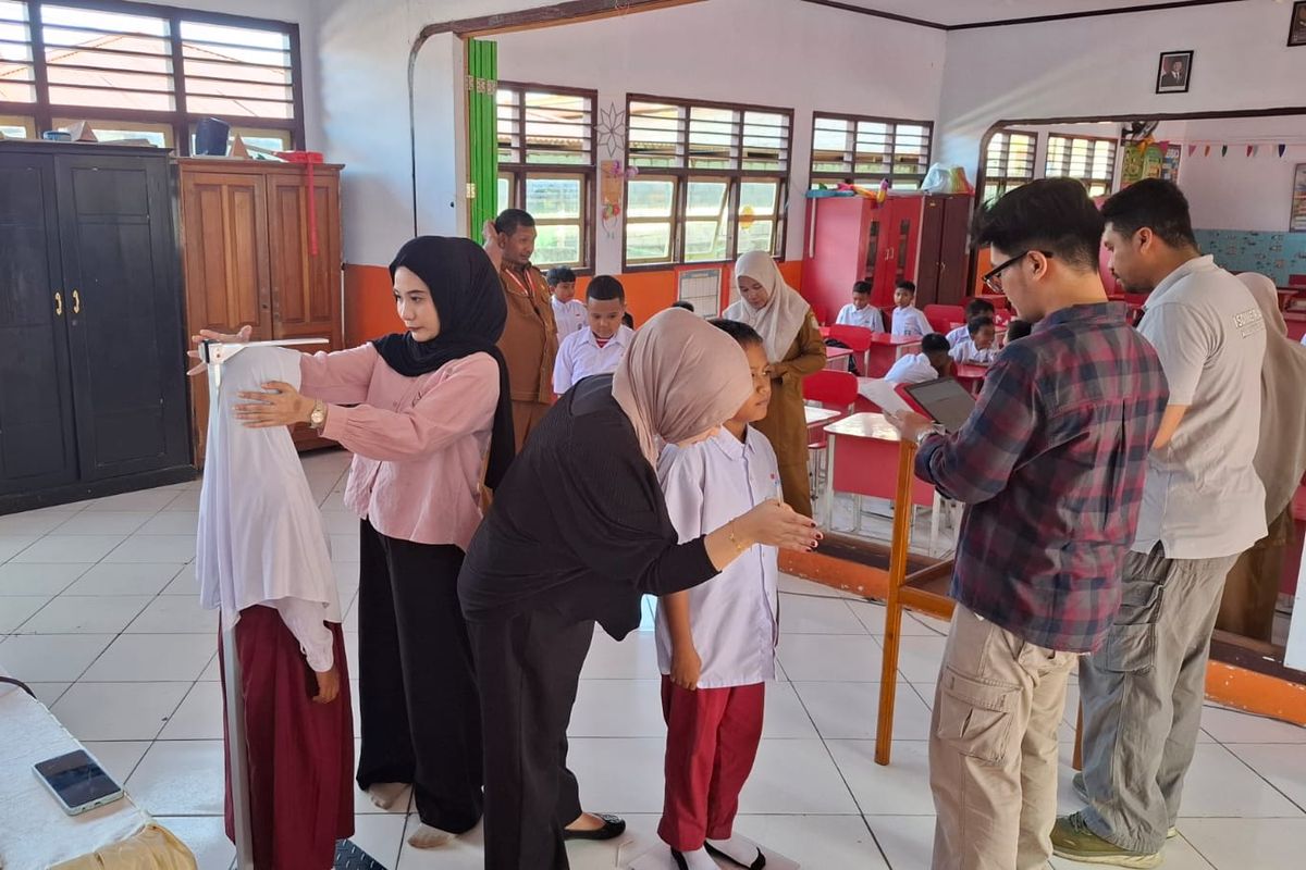 Pemantauan tinggi tubuh siswa di salah satu sekolah dasar sebagai rangkaian implementasi program JAPFA for Kids.