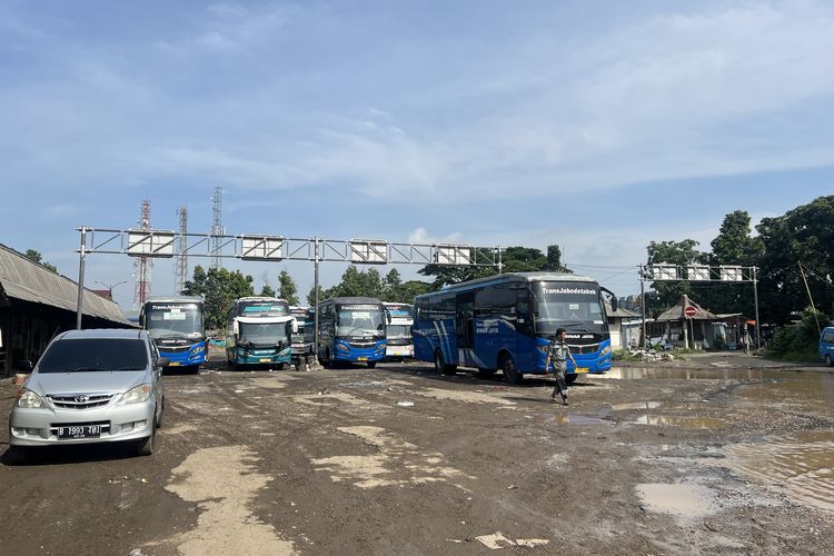 Kondisi Terminal Bubulak Kota Bogor penuh lubang dan genangan air, Senin (15/1/2024)
