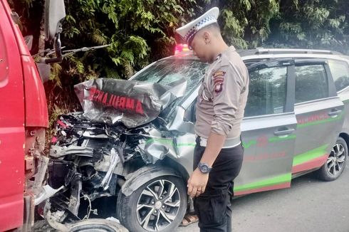 Tabrakan Ambulans Pembawa Pasien Vs Truk di Jalan Trans Kalimantan, 4 Korban Kritis