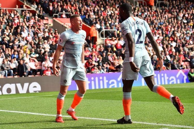 Ross Barkley merayakan gol bersama Antonio Ruediger pada laga Southampton vs Chelsea dalam lanjutan Premier League di Stadion St. Marys, 7 Oktober 2018. 