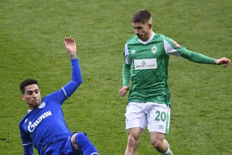 Gelandang Schalke, Omar Mascarell (kiri), berduel dengan pemain Werder Bremen,  Romano Schmid, dalam sebuah pertandingan Bundesliga yang digelar di Weserstadion pada 30 Januari 2021. Schalke dan Werder Bremen harus terdegradasi ke Bundesliga 2 musim depan.