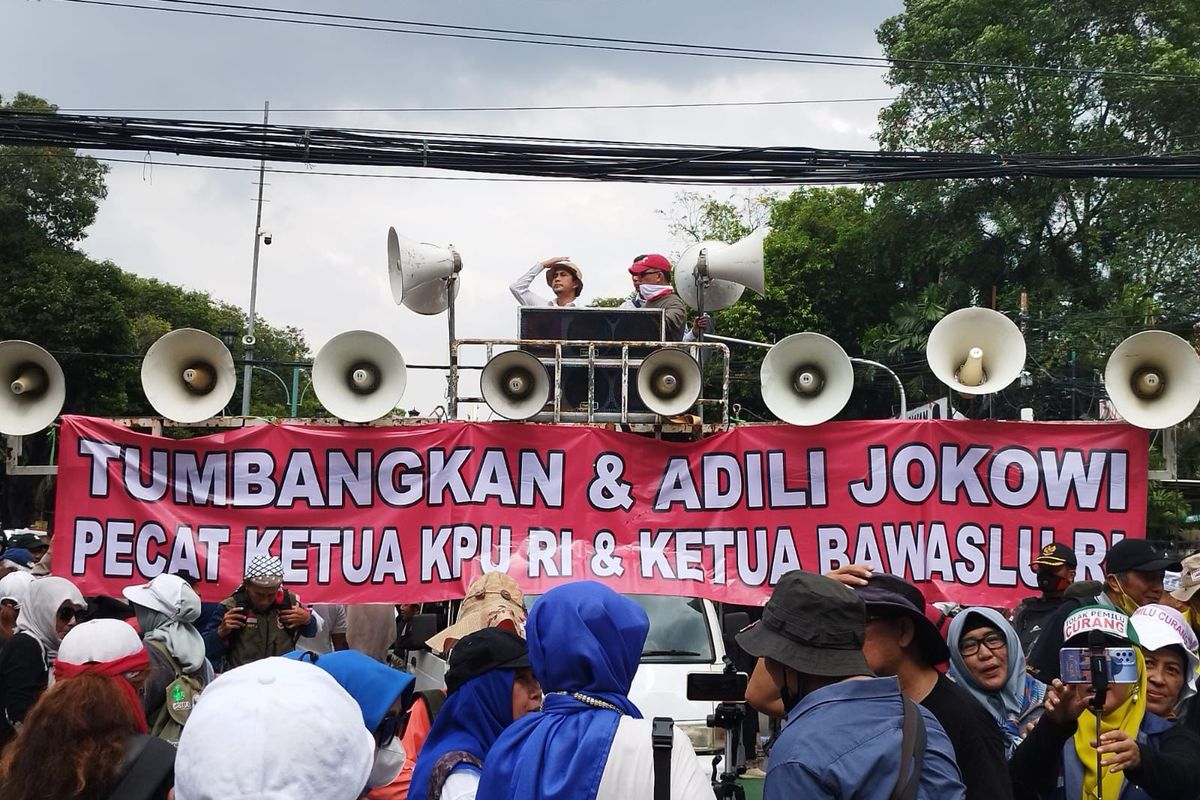 Massa aksi menuntut agar Presiden Joko Widodo (Jokowi) ditumbangkan dan diadili di depan kantor Komisi Pemilihan Umum (KPU) RI, Jalan Imam Bonjol, Menteng, Jakarta Pusat, Senin (18/3/2024).