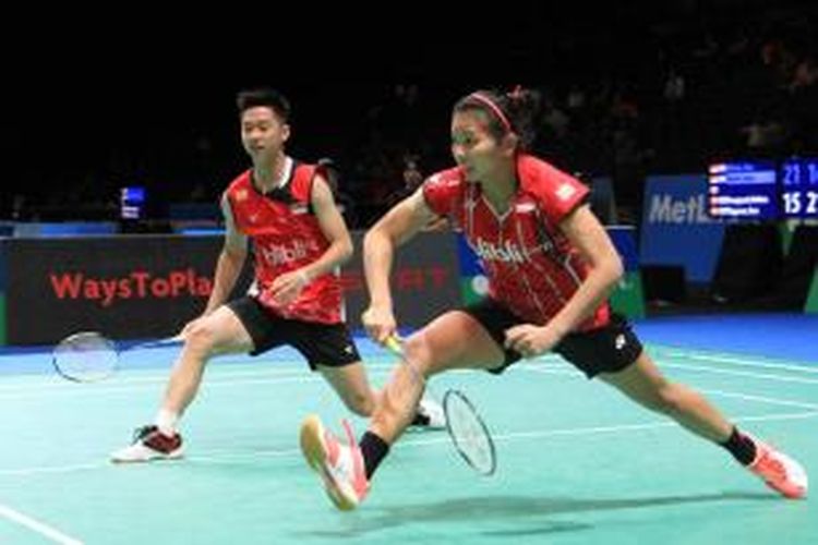 Pasangan ganda campuran Indonesia, Kevin Sanjaya Sukamuljo/Greysia Polii, beraksi pada babak kualifikasi All England di Braclaycard Arena, Birmingham, Selasa (3/3/2015).