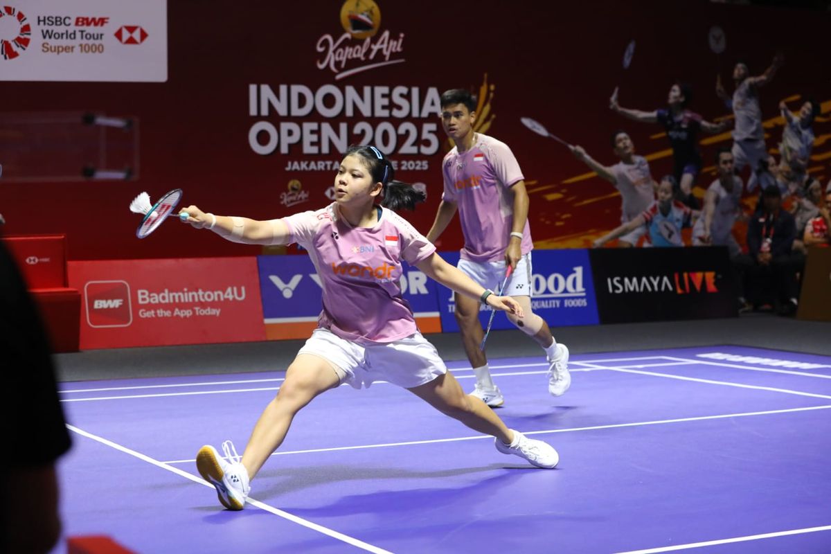 Ganda campuran Indonesia, Jafar Hidayatullah/Felisha Alberta Nathaniel Pasaribu, beraksi di Istora Senayan, Jakarta, Selasa (3/6/2025) dalam partai 32 besar Indonesia Open 2025. 